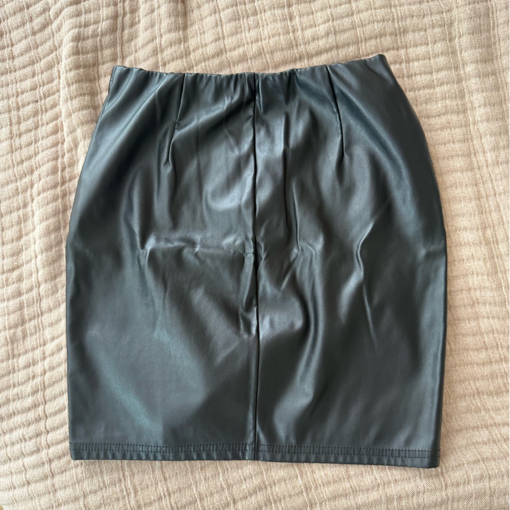 Black Faux Mini Leather Skirt 🤍 - Picture 4 of 4